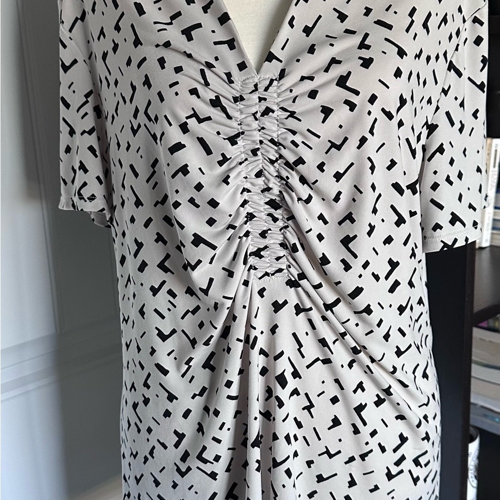 Alfani Cream & Black Ruched V-Neck Short Sleeve Blouse